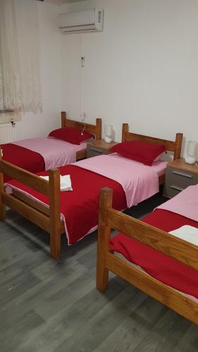 Giường trong phòng chung tại Prenociste Sana Sanski Most