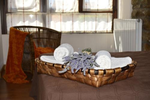 a basket of towels and towels on a table at Casa Rural Kandela Etxea in La puebla de Labarca 