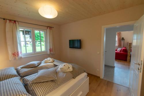 een slaapkamer met een bed en een raam bij Chalet 164 in Bad Goisern