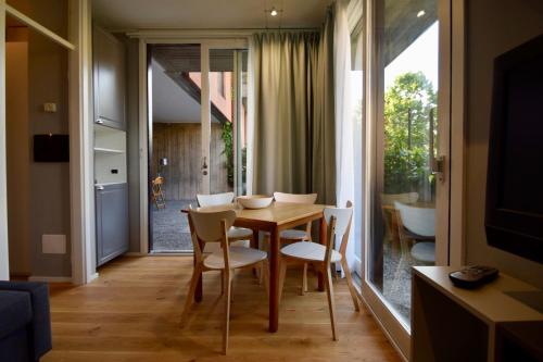 - une salle à manger avec une table et des chaises en bois dans l'établissement Casa Bredina, à Iseo