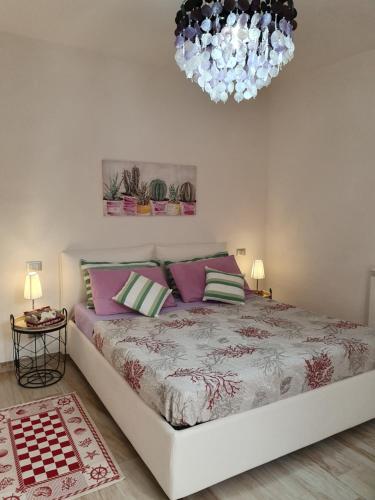 a bedroom with a bed and a chandelier at Casa Cote in Chiessi