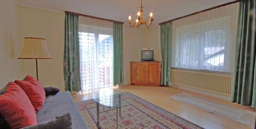 een woonkamer met een bank, een tafel en een televisie bij Ferienhaus Müller in Möllbrücke