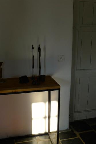a room with a table with three statues on it at Holiday Home Bonjour Clara in Alveringem