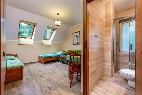 Il comprend une chambre et une salle de bains pourvue d'une douche. dans l'établissement Pokoje gościnne Żaczek, à Dębki