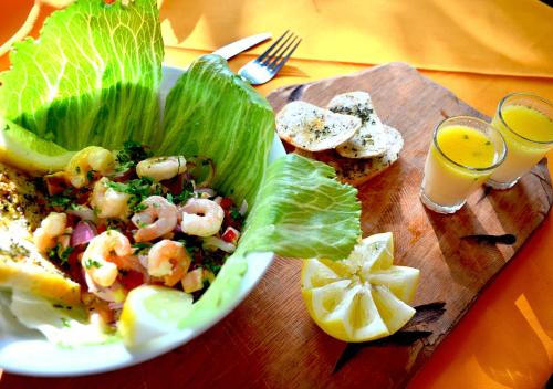 un plato de comida con ensalada con gambas y lechuga en Las Montañas de Olmué Resort & Conference Center, en Olmué