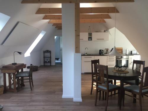 a kitchen and dining room with a table and chairs at Charmantes Haus mit zwei Ferienwohnungen und großem Garten in Aventoft - Enjoy! in Aventoft