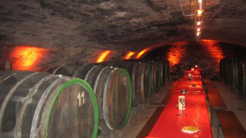 una fila de barriles de vino en un túnel en Gästehaus Marietta, en Osann-Monzel