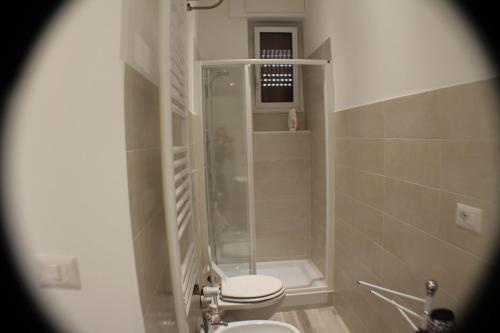 a small bathroom with a shower and a toilet at appartamento per mare o centro storico di Roma in Lido di Ostia