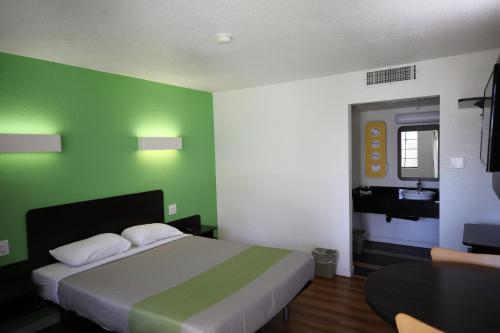 Postel nebo postele na pokoji v ubytování Motel 6-Barstow, CA