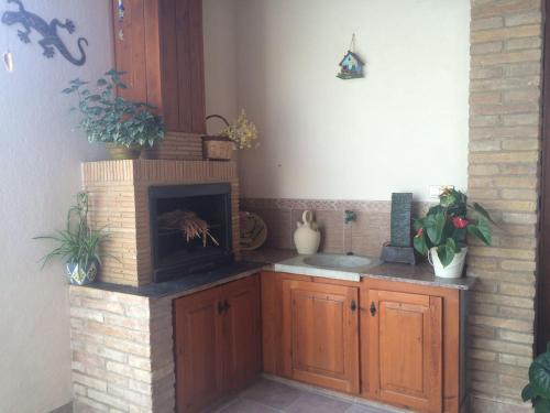 una cocina con una chimenea de ladrillo en la esquina en Casa Baleso, en Deltebre