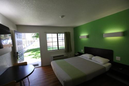 Postel nebo postele na pokoji v ubytování Motel 6-Barstow, CA