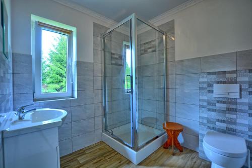 Kúpeľňa v ubytovaní Domki w Smolniku z możliwością apiterapii