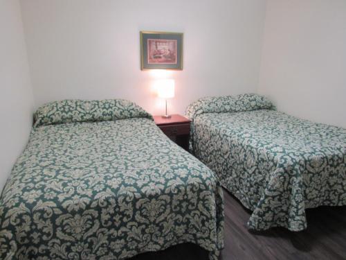una camera con due letti e una lampada su un tavolo di Stay Lodge Anderson ad Anderson