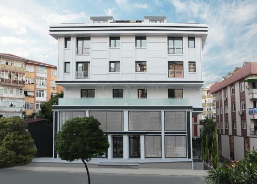 um edifício branco com muitas janelas em Walton Residence Sisli em Istambul
