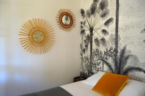 sypialnia z łóżkiem i 2 lustrami na ścianie w obiekcie Mas Mialou w mieście Saint-Jean-du-Gard