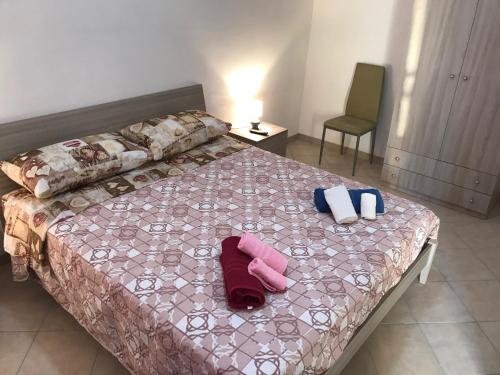 1 dormitorio con 1 cama con 2 toallas en TAnoelvira, en Reitani