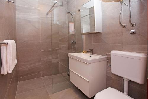 Et badeværelse på Bol Apartment Bruna