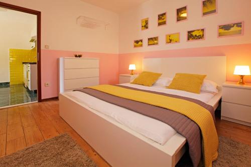 En eller flere senge i et værelse på Bol Apartment Bruna