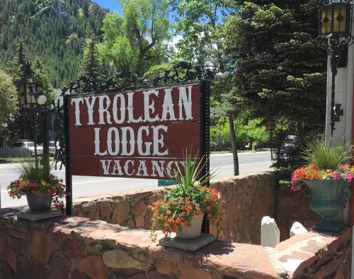 Un certificado, premio, letrero u otro documento en Tyrolean Lodge