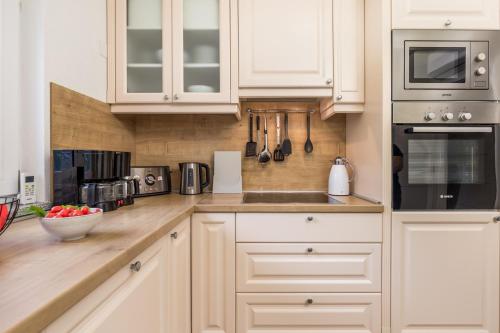 Una cocina o zona de cocina en Villa Dragi with Pool, Sauna, & Whirlpool