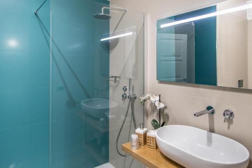 a bathroom with a sink and a glass shower at AmaSi Affittacamere in Siracusa