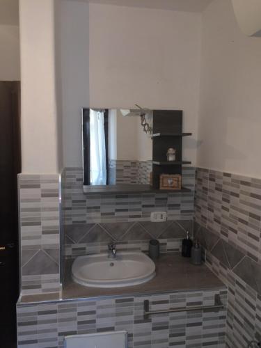 uma casa de banho com um lavatório e um espelho em L'APPARTAMENTINO DIAMOND em Frosinone