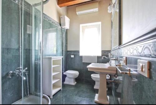 La salle de bains est pourvue d'un lavabo, de toilettes et d'une douche. dans l'établissement Dal centurione, à Rome