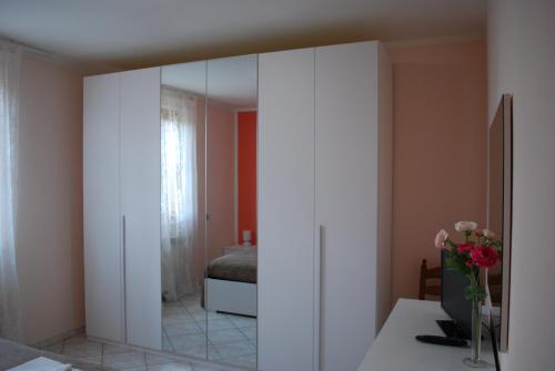 espejo grande en una habitación con dormitorio en Villa Flora en Perugia