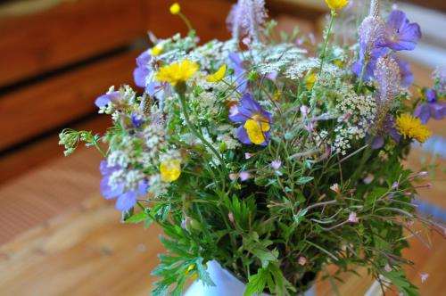 a bouquet of flowers in a vase on a table at Horská chalupa U Hančilů in Pec pod Sněžkou