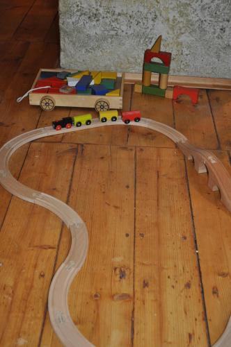 a wooden toy train on a wooden floor at Horská chalupa U Hančilů in Pec pod Sněžkou
