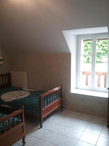 1 dormitorio con 2 camas y ventana en LAUBERG;APPART, en Cour-Cheverny