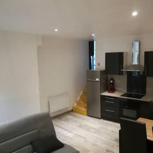 un salon avec un canapé et une cuisine dans l'établissement Cocon Dieppois, 100m de la plage, à Dieppe