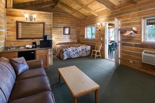 a living room filled with furniture and a large window at Rock Crest Lodge & Cabins in Custer