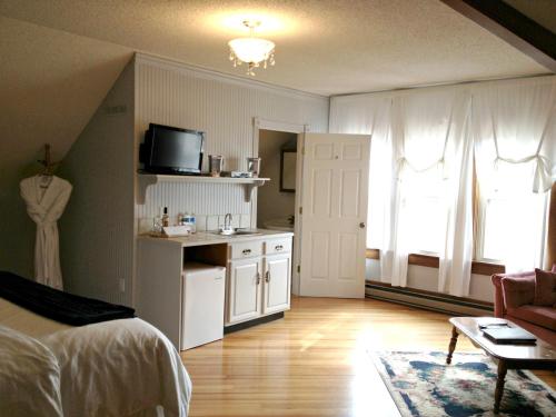 Una cocina o zona de cocina en The Inn at Ragged Edge