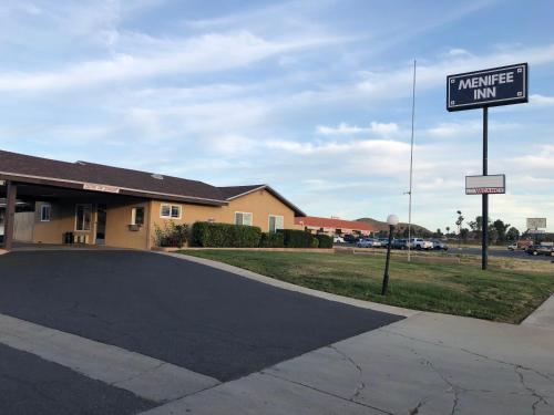 a street sign in front of a motel entrance at Menifee Inn in Menifee