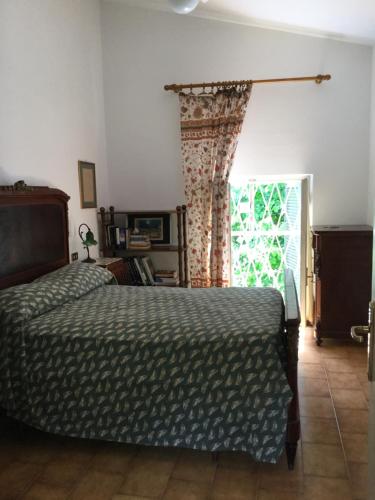 una camera con letto e finestra di Villa Poveromo a Massa
