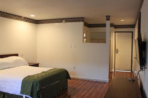 a bedroom with a bed and a large mirror at Menifee Inn in Menifee