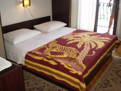 a bed with a colorful blanket on it in a room at Apartment Smil - 30 m from sea in Sućuraj