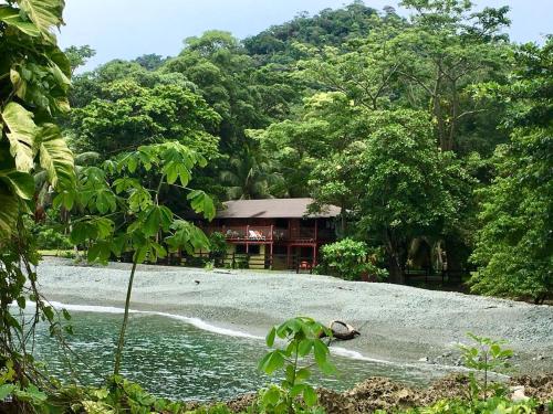 カプルガナにあるFinca El Regaloの海水の隣の家