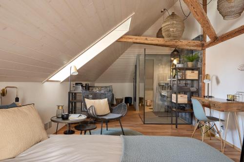 a bedroom with a bed and a table and chairs at Zimmerei in Murten