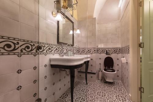 a bathroom with a sink and a toilet at Alma in ‘Akko