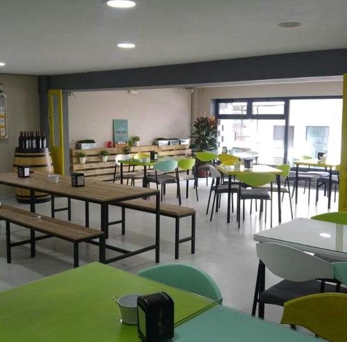 una clase con mesas y sillas en una cafetería en La mesa del cocinero, en Lugo