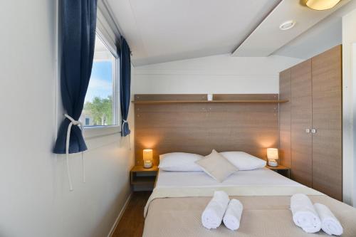 Katil atau katil-katil dalam bilik di Mobile house Nord 2 Laguna