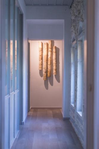 un corridoio con una lampada su una parete di Casa Vitae Villas a Rethymno