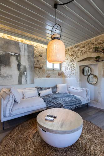 salon z białą kanapą i stołem w obiekcie Casa Vitae Villas w Retimnie