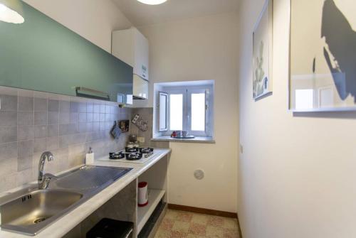 A kitchen or kitchenette at BB4U Apartments and Terrace