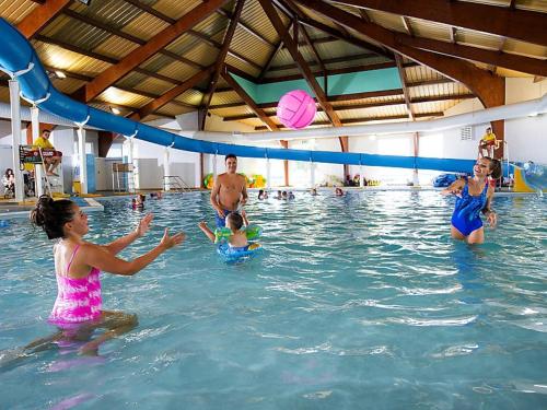 un grupo de personas en una piscina en Private Caravan on Ty Mawr Holiday Park, North Wales en Conwy