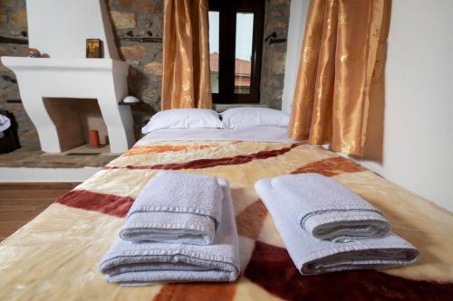 Posteľ alebo postele v izbe v ubytovaní Archontiko Fotini - Traditional Guesthouse Meteora