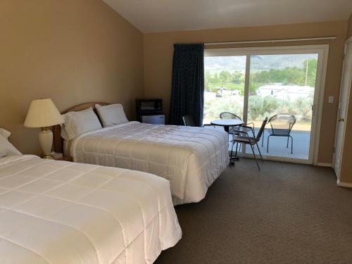 A bed or beds in a room at Meadowcliff Lodge Coleville