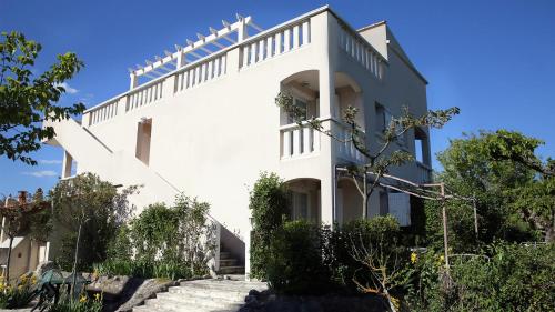 een wit huis met een trap ervoor bij Résidence les Mûriers in Allegre Les Fumades